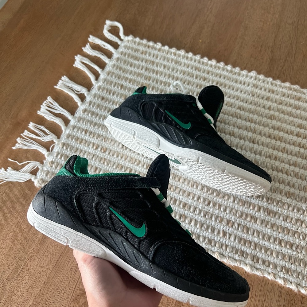 Nike SB Vertebrae Women’s Skate Shoes Black Malachite Summit White New